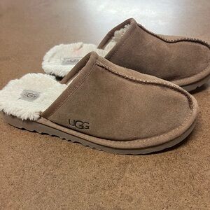Women’s size 4 UGG slippers